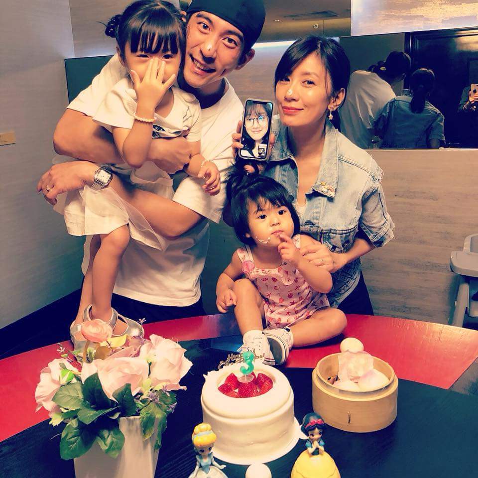 曾國城「相忍為國」送賈靜雯大婚!「小8歲老婆難得現身露辣腿」一家四口親子裝超萌