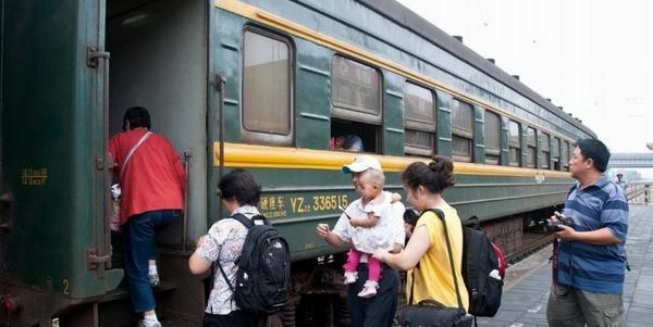 女職員和老闆搭火車出差，見到老人「主動讓座」 隔天竟直接丟了工作？