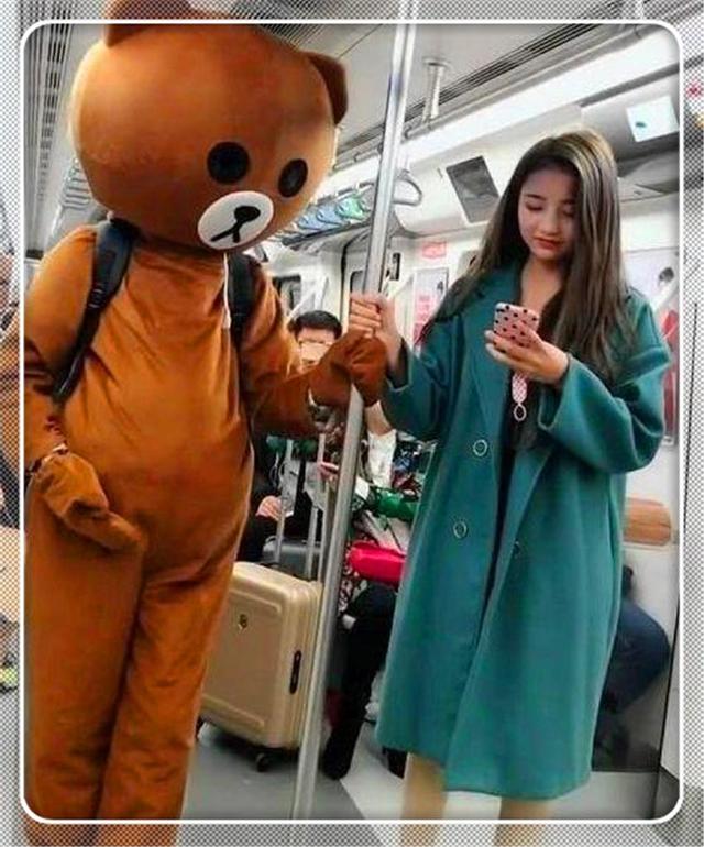 地鐵男子扮「熊」撩妹,結果被美女拽下頭套,網友:好尷尬啊!