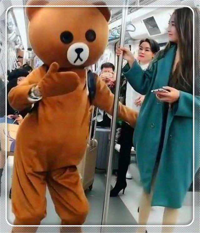 地鐵男子扮「熊」撩妹,結果被美女拽下頭套,網友:好尷尬啊!