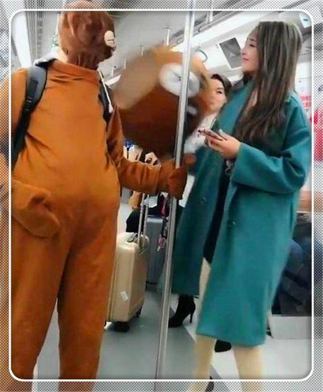 地鐵男子扮「熊」撩妹,結果被美女拽下頭套,網友:好尷尬啊!