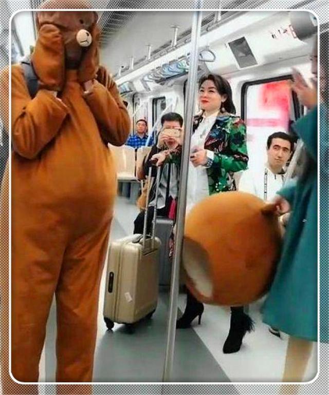 地鐵男子扮「熊」撩妹,結果被美女拽下頭套,網友:好尷尬啊!