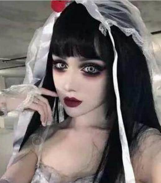 現實版「暗黑芭比」，從未整容只靠化妝！卸完妝讓人心神不定