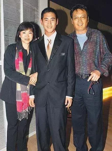 瓊瑤眼中最漂亮的男人!「近照曝光」差點認不出,看了他身邊的妻子:真愛無疑