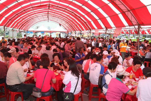 高級婚宴餐廳算什麼！南部辦桌「一人一桶家庭號冰淇淋」　萬名網友傻眼：霸氣到我佩服 