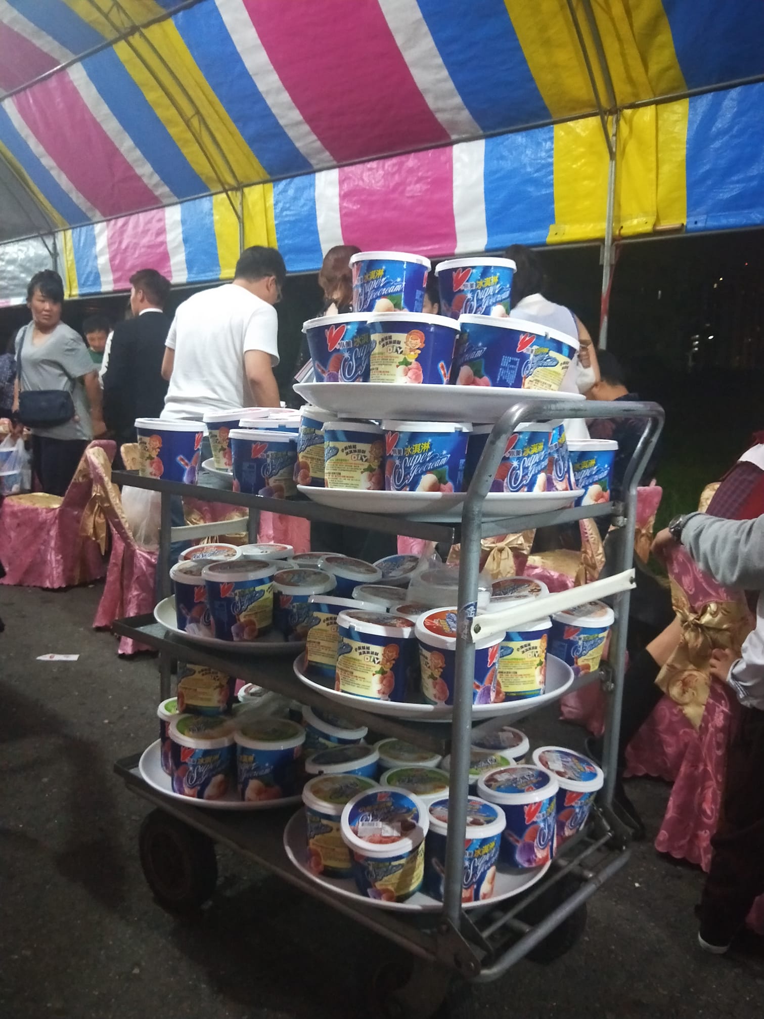 高級婚宴餐廳算什麼！南部辦桌「一人一桶家庭號冰淇淋」　萬名網友傻眼：霸氣到我佩服 