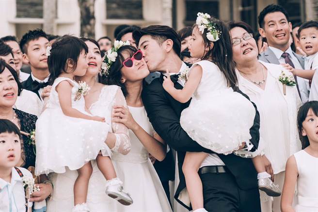 峇厘島豪撒千萬！賈靜雯、修杰楷一家四口「終於回台灣」　被道賀「祝妳再生一個」她秒回應了