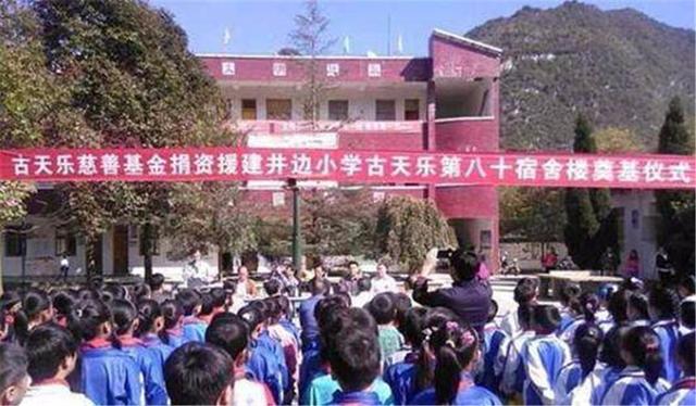 女子跪求古天樂希望借100萬治病，古天樂回應了9個字，網友：漂亮！