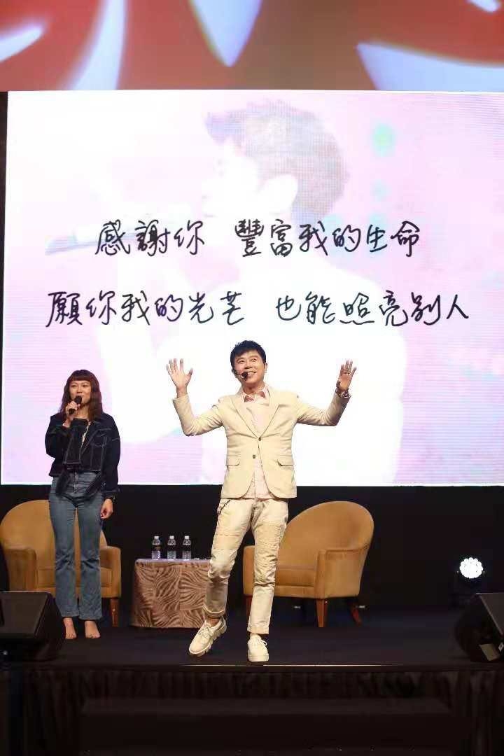 伍思凱17歲「失去父親獨扛家計」 3個月學600首英文歌！ 實力受肯定「和恩人抱頭痛哭」