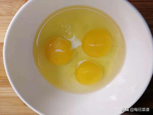 「3個雞蛋+1把菠菜」不用炒，不用油「美味營養」全家都愛吃