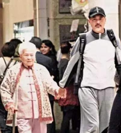 63歲周潤發全家照曝光!原來俊美是「遺傳媽媽」 發嫂曾被酸「配不上」如今依舊甜蜜30年