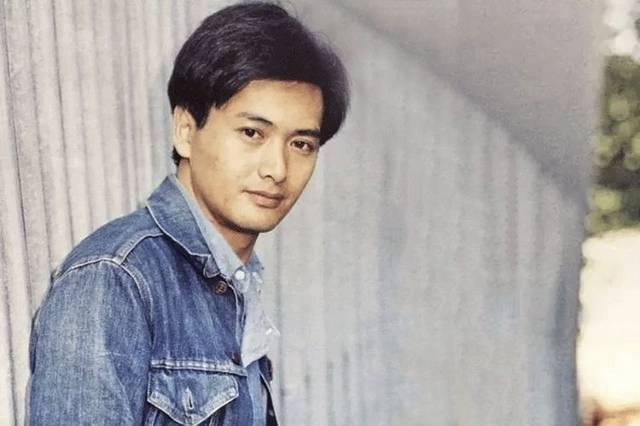 63歲周潤發全家照曝光!原來俊美是「遺傳媽媽」 發嫂曾被酸「配不上」如今依舊甜蜜30年