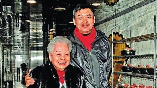 63歲周潤發全家照曝光!原來俊美是「遺傳媽媽」 發嫂曾被酸「配不上」如今依舊甜蜜30年