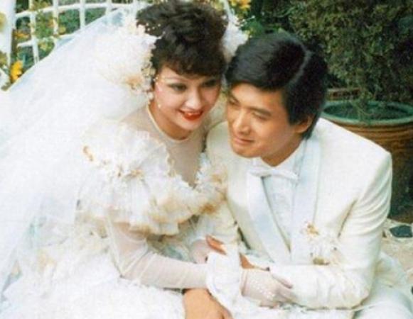 63歲周潤發全家照曝光!原來俊美是「遺傳媽媽」 發嫂曾被酸「配不上」如今依舊甜蜜30年