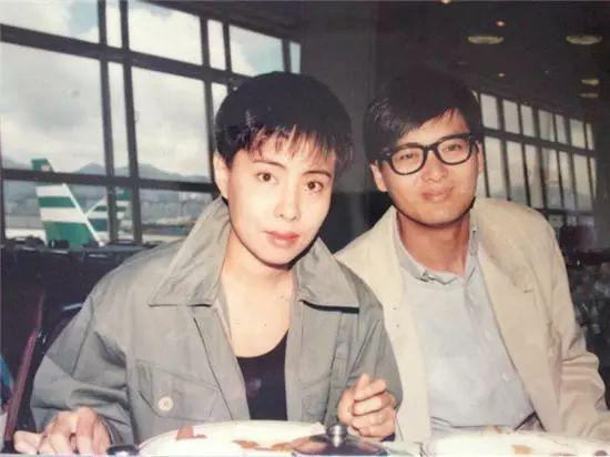 63歲周潤發全家照曝光!原來俊美是「遺傳媽媽」 發嫂曾被酸「配不上」如今依舊甜蜜30年