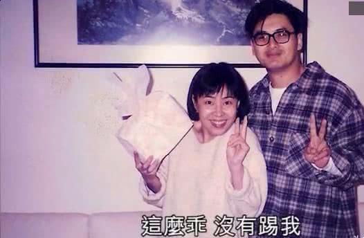 63歲周潤發全家照曝光!原來俊美是「遺傳媽媽」 發嫂曾被酸「配不上」如今依舊甜蜜30年