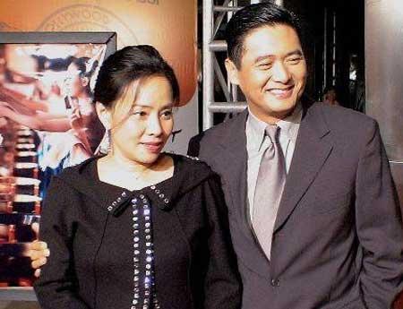 63歲周潤發全家照曝光!原來俊美是「遺傳媽媽」 發嫂曾被酸「配不上」如今依舊甜蜜30年