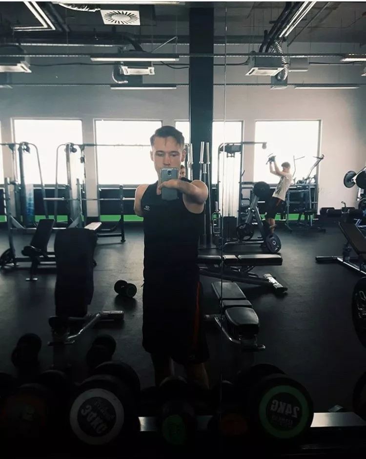 一支筆征服全世界！他天生沒有手掌，20年畫上萬張畫，人們看到他的畫作都直言「不敢相信自己的眼睛」