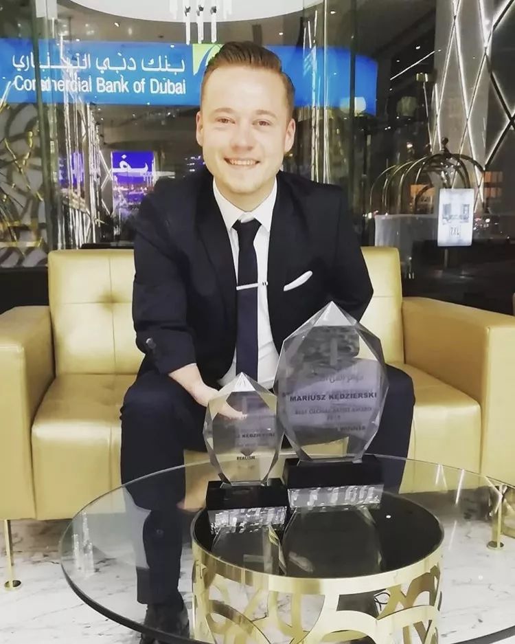 一支筆征服全世界！他天生沒有手掌，20年畫上萬張畫，人們看到他的畫作都直言「不敢相信自己的眼睛」