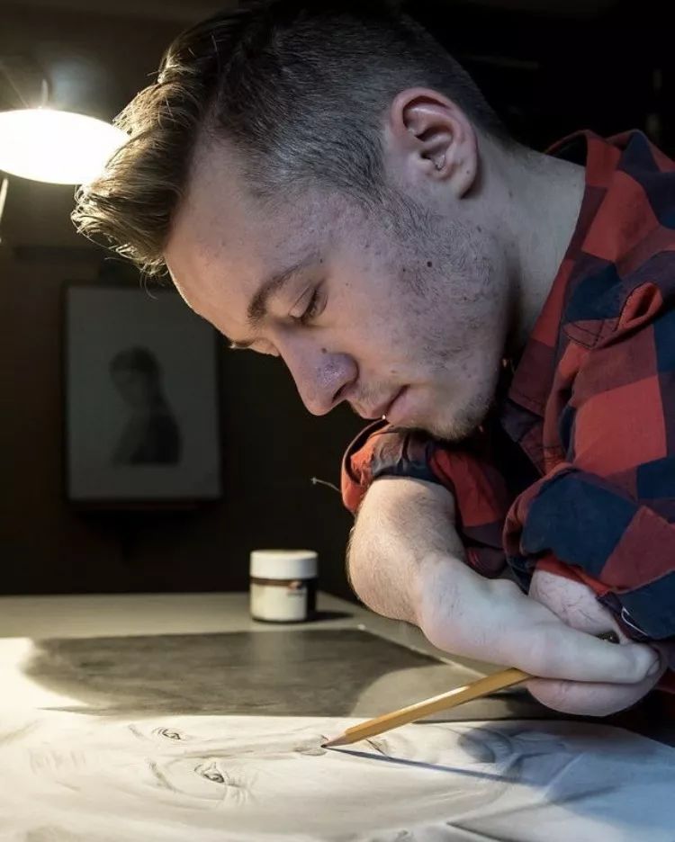 一支筆征服全世界！他天生沒有手掌，20年畫上萬張畫，人們看到他的畫作都直言「不敢相信自己的眼睛」