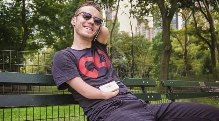 一支筆征服全世界！他天生沒有手掌，20年畫上萬張畫，人們看到他的畫作都直言「不敢相信自己的眼睛」