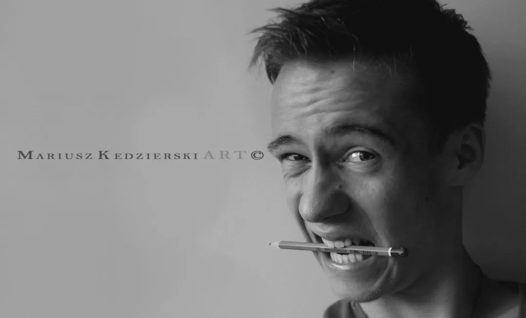 一支筆征服全世界！他天生沒有手掌，20年畫上萬張畫，人們看到他的畫作都直言「不敢相信自己的眼睛」