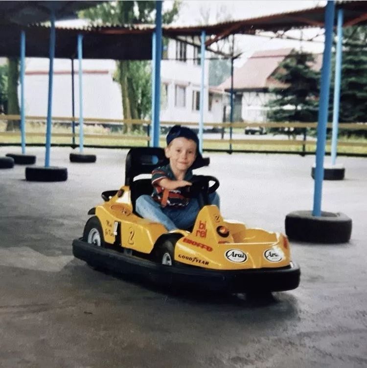 一支筆征服全世界！他天生沒有手掌，20年畫上萬張畫，人們看到他的畫作都直言「不敢相信自己的眼睛」