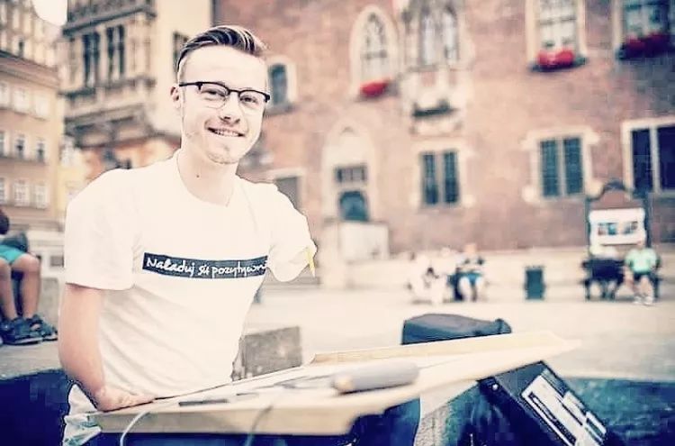 一支筆征服全世界！他天生沒有手掌，20年畫上萬張畫，人們看到他的畫作都直言「不敢相信自己的眼睛」