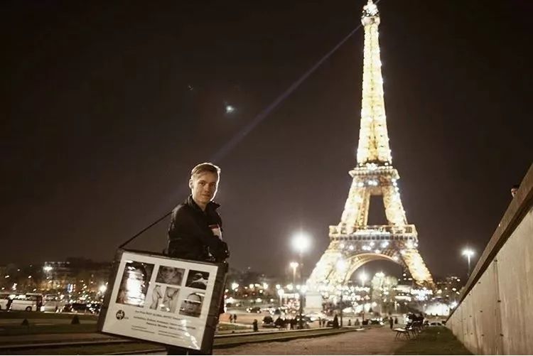 一支筆征服全世界！他天生沒有手掌，20年畫上萬張畫，人們看到他的畫作都直言「不敢相信自己的眼睛」