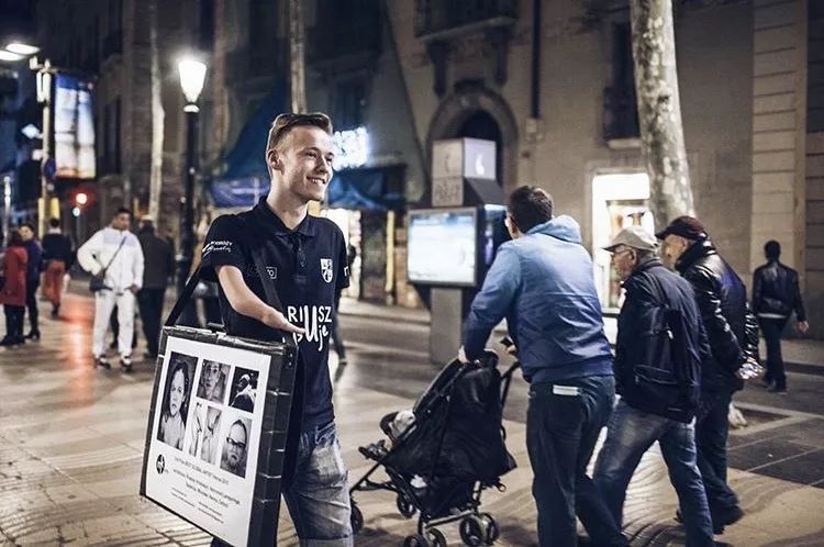 一支筆征服全世界！他天生沒有手掌，20年畫上萬張畫，人們看到他的畫作都直言「不敢相信自己的眼睛」