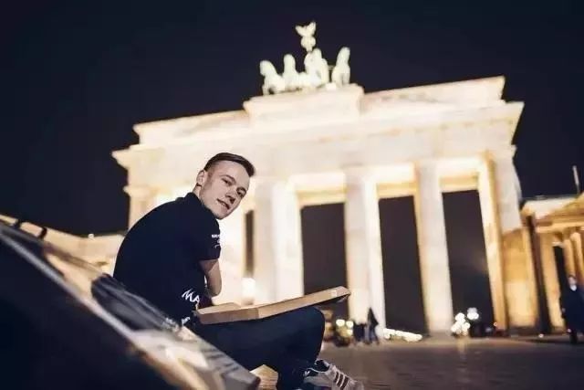 一支筆征服全世界！他天生沒有手掌，20年畫上萬張畫，人們看到他的畫作都直言「不敢相信自己的眼睛」