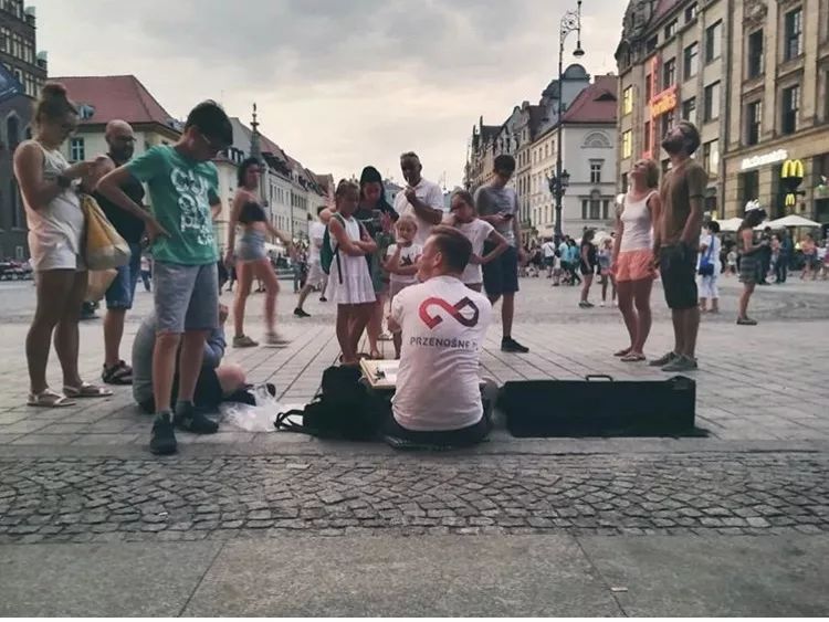 一支筆征服全世界！他天生沒有手掌，20年畫上萬張畫，人們看到他的畫作都直言「不敢相信自己的眼睛」