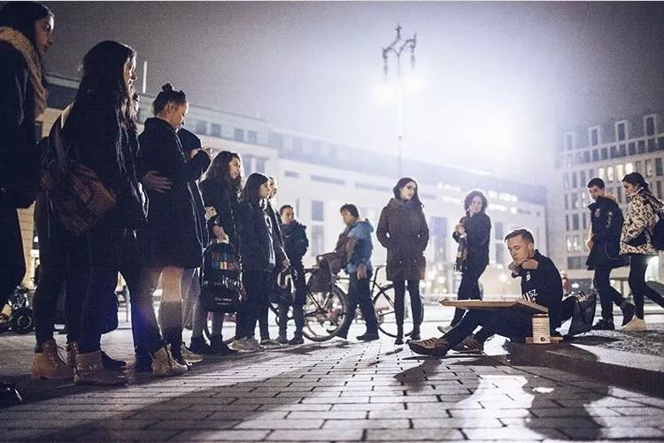 一支筆征服全世界！他天生沒有手掌，20年畫上萬張畫，人們看到他的畫作都直言「不敢相信自己的眼睛」