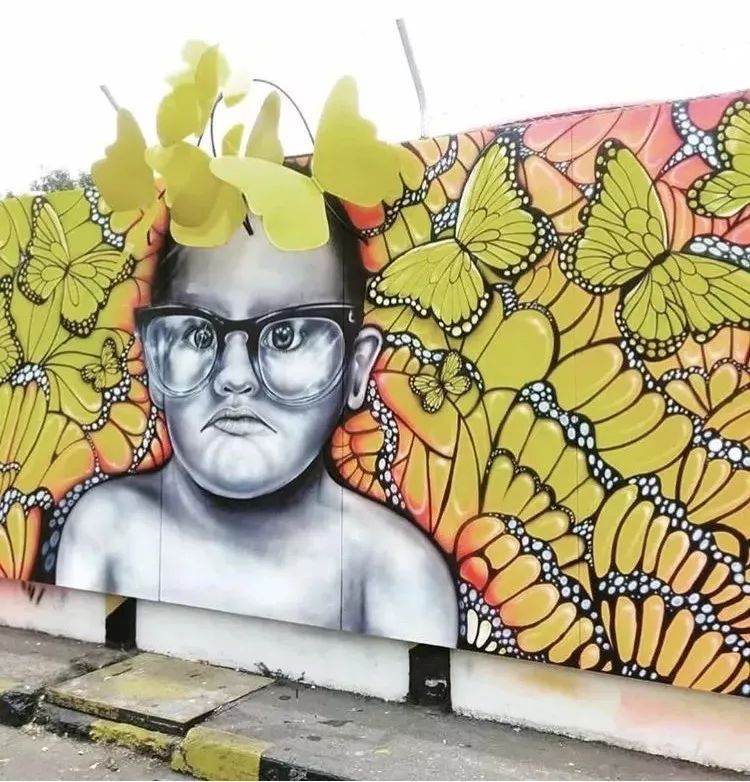 一支筆征服全世界！他天生沒有手掌，20年畫上萬張畫，人們看到他的畫作都直言「不敢相信自己的眼睛」