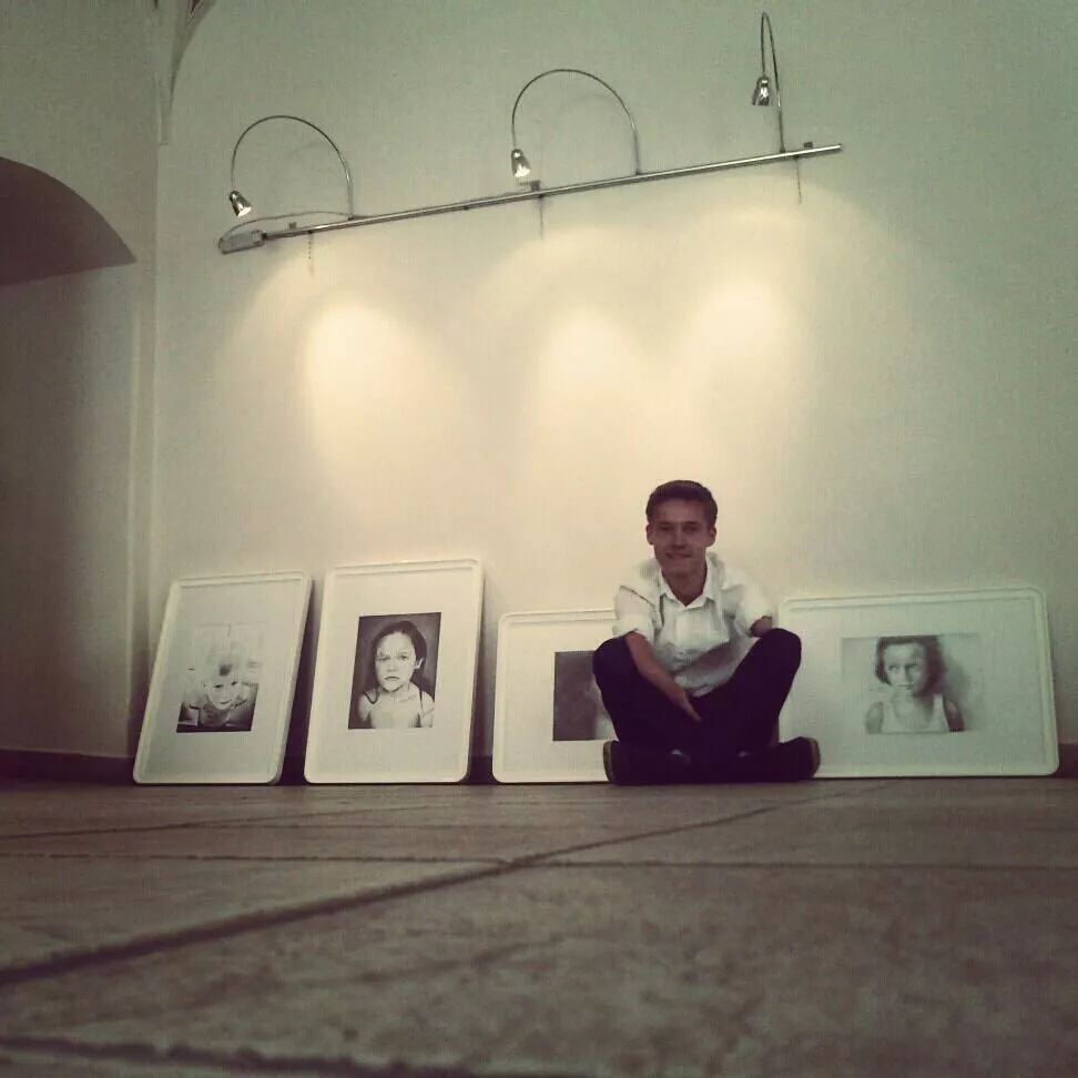 一支筆征服全世界！他天生沒有手掌，20年畫上萬張畫，人們看到他的畫作都直言「不敢相信自己的眼睛」