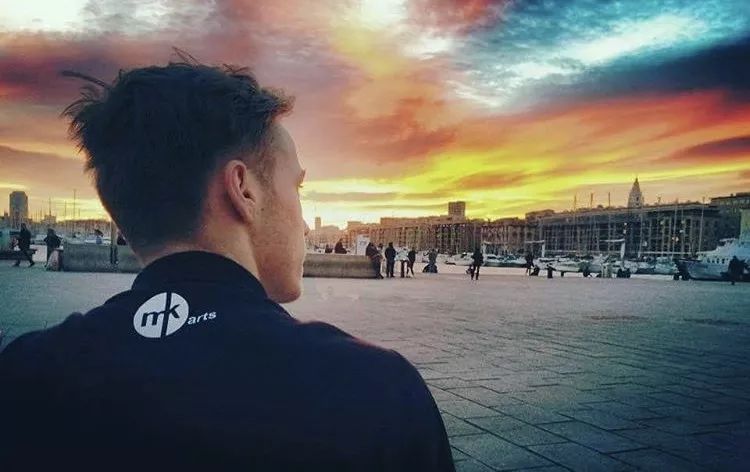 一支筆征服全世界！他天生沒有手掌，20年畫上萬張畫，人們看到他的畫作都直言「不敢相信自己的眼睛」