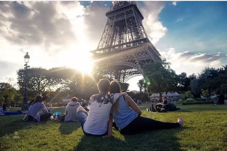 一支筆征服全世界！他天生沒有手掌，20年畫上萬張畫，人們看到他的畫作都直言「不敢相信自己的眼睛」