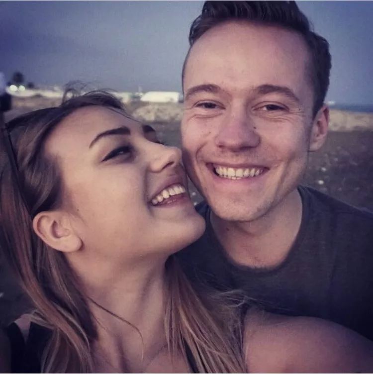 一支筆征服全世界！他天生沒有手掌，20年畫上萬張畫，人們看到他的畫作都直言「不敢相信自己的眼睛」