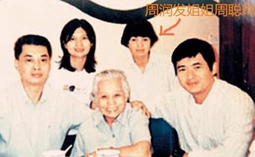 63歲周潤發全家照曝光!原來俊美是「遺傳媽媽」 發嫂曾被酸「配不上」如今依舊甜蜜30年