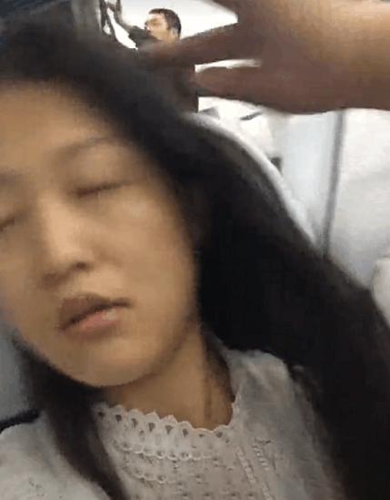  小姐姐素顏坐高鐵被一帥哥叫大嬸，化完妝後， 網友: 他高攀不起！