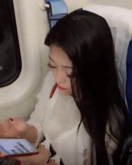  小姐姐素顏坐高鐵被一帥哥叫大嬸，化完妝後， 網友: 他高攀不起！