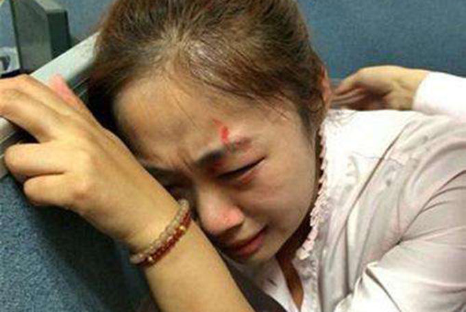 女兒住校，繼母每月只給1500，她賭氣打工，存錢時見到餘額，才知道繼母有多愛她！