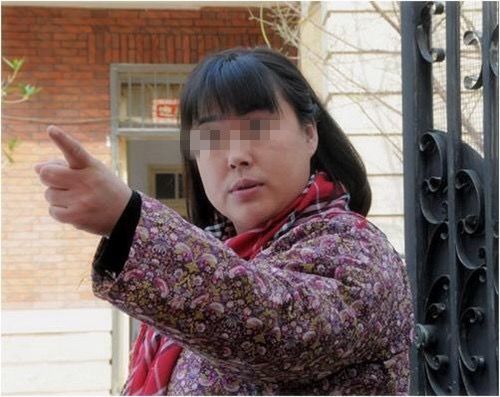 女兒住校，繼母每月只給1500，她賭氣打工，存錢時見到餘額，才知道繼母有多愛她！