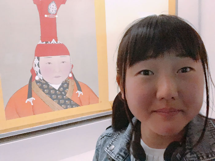 平行時空真的存在！20張「在博物館撞見前世」的超強撞臉照　#5 大眼美女「五官衣服神複製」太美