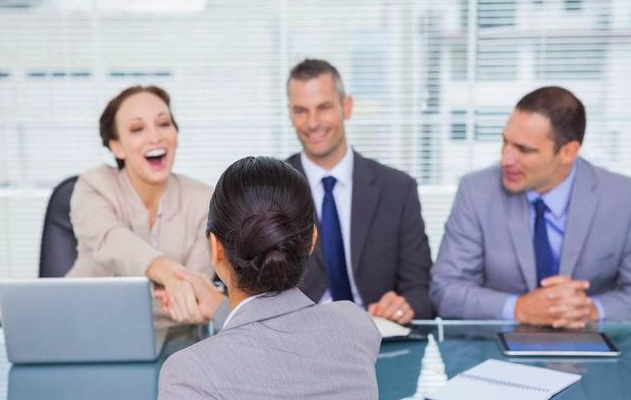 面試官：「被關一年」給你一百萬願意嗎？女子「機智回答當場錄取」在場的人羞紅了臉