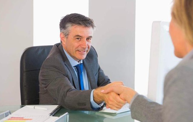 面試官：「被關一年」給你一百萬願意嗎？女子「機智回答當場錄取」在場的人羞紅了臉