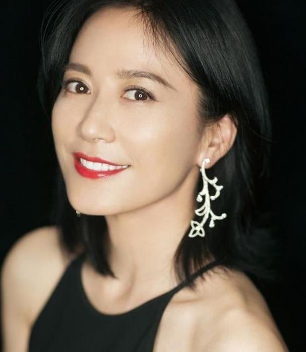 「8歲演第一部電影」集智慧與美貌一身　如今47歲的她仍單身活出新姿態