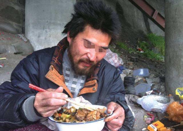 女大學生每天給流浪漢帶剩飯,一年後他送她一張銀行卡,女孩查了餘額直接報了警!