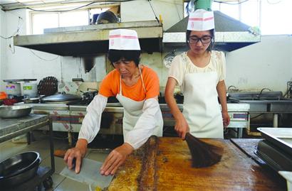 女大學生每天給流浪漢帶剩飯,一年後他送她一張銀行卡,女孩查了餘額直接報了警!