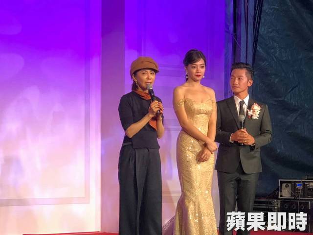 蔡昌憲婚禮哭了!從阿嬤手中「接走空姐老婆」承諾好好照顧 搞笑破英文「唱她選的情歌」超浪漫